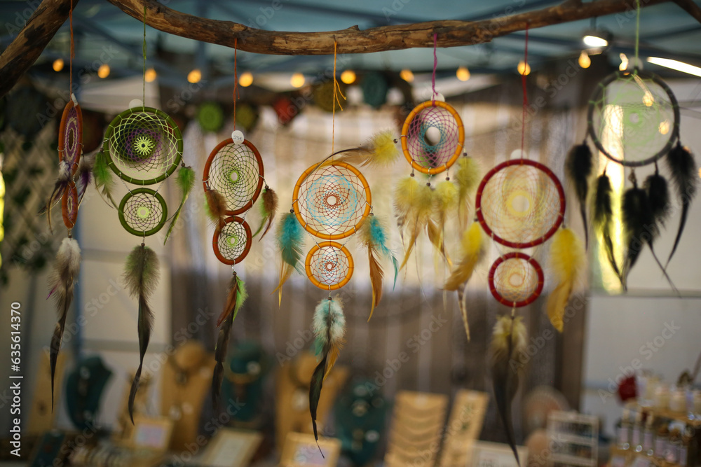 A magia dos filtros dos sonhos, amuletos ancestrais que capturam as boas energias e protegem contra os pesadelos. A essência da cultura indígena norte-americana trazida para a nossa realidade. A magia dos filtros dos sonhos, amuletos ancestrais que capturam as boas energias e protegem contra os pesadelos. A essência da cultura indígena norte-americana trazida para a nossa realidade.