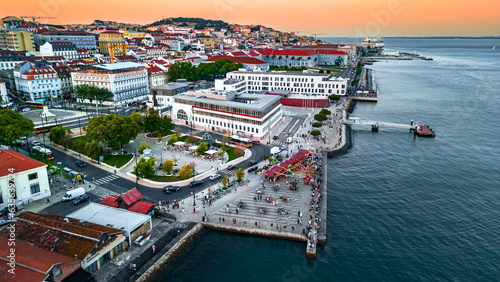 Cais do Sodré Margem Rio Tejo Lisboa Portugal Mercado da Ribeira das Naus Bares Restaurantes Beco Boteco da DRI Trapiche Pier Jardim Roque Gameiro Cais das Pombas Terrapleno de Santos Mar Oceano Sol
