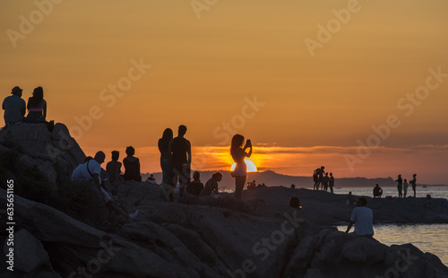 Ragazzi sulla scogliera al tramonto