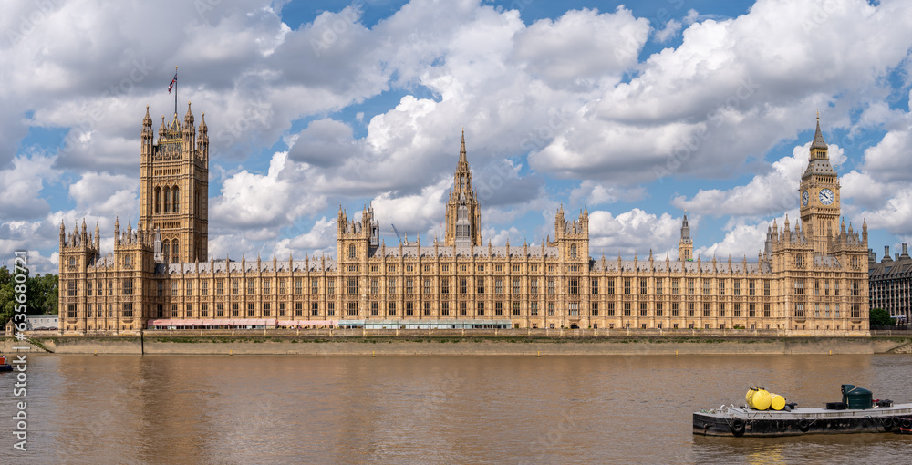 Fototapeta premium Panoramic view of the Houses of Parliament.