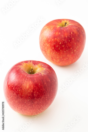 白背景にリンゴ