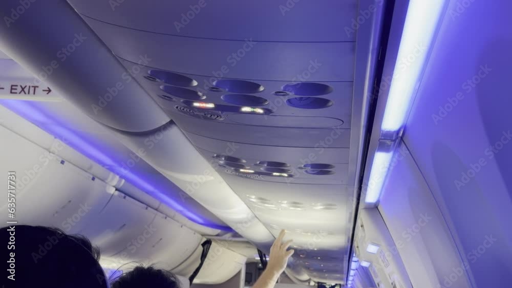 Cabina de pasajeros en avion comercial