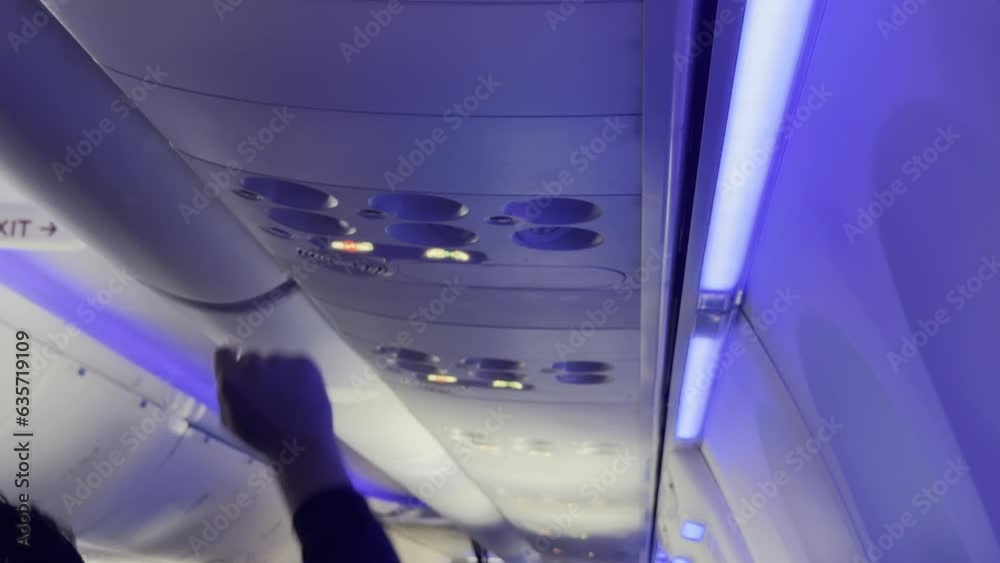 Cabina de pasajeros en avion comercial