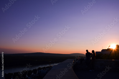 Canvas Print Silhouettes of Lovers on the Balconies of Bratislava Castle at Sunset - Slovakia