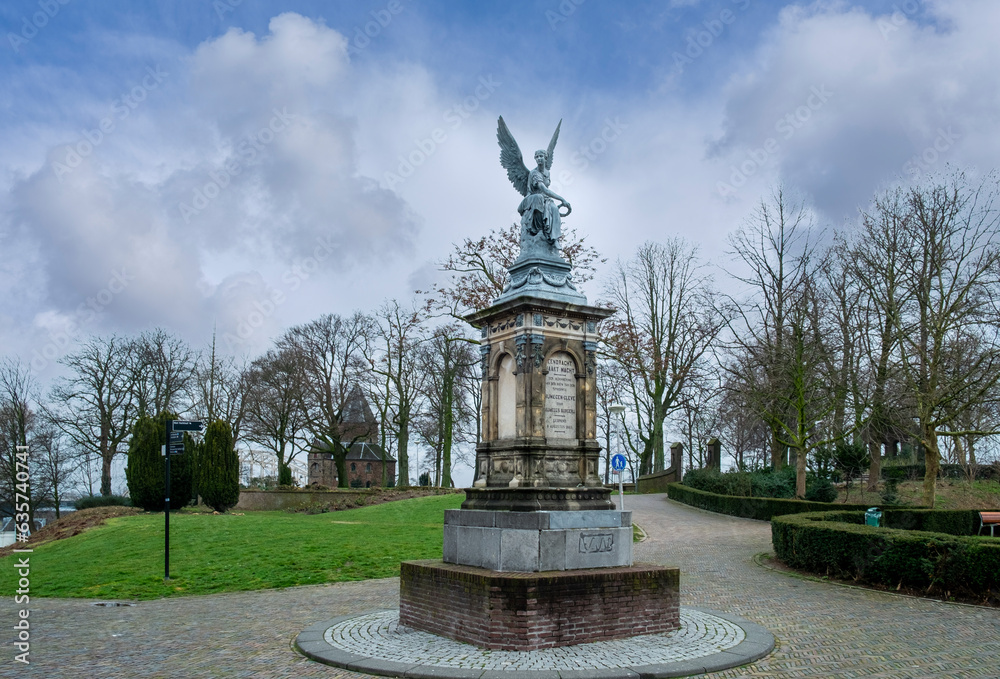 Obraz premium Monument railway line Nijmegen-Cleve 1865 || Monument spoorlijn Nijmegen-Cleve 1865