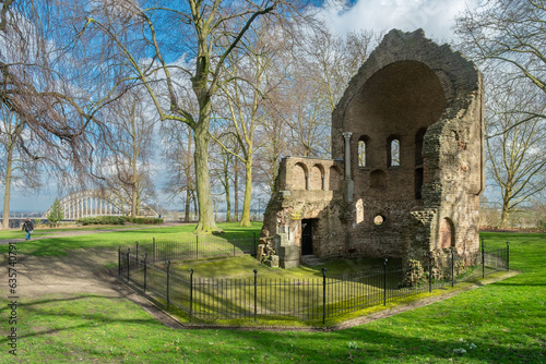 Barbarossa ruins in Nijmegen's Valkhof Park ||  Barbarossa-ruine in het Nijmeegse Valkhofpark photo
