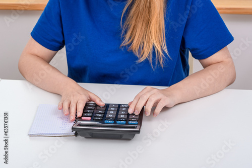 Kobieta liczy na kalkulatorze