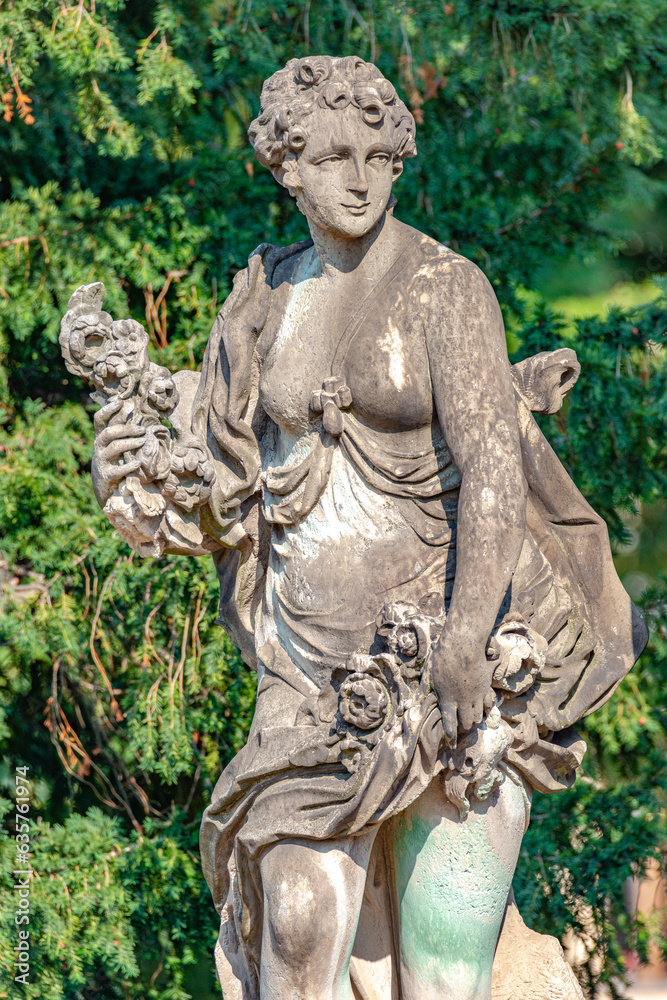 Obraz premium Potsdam, Germany - Old statue of a sensual Renaissance era woman after bathing in the city park and gardens of Potsdam, details, closeup.