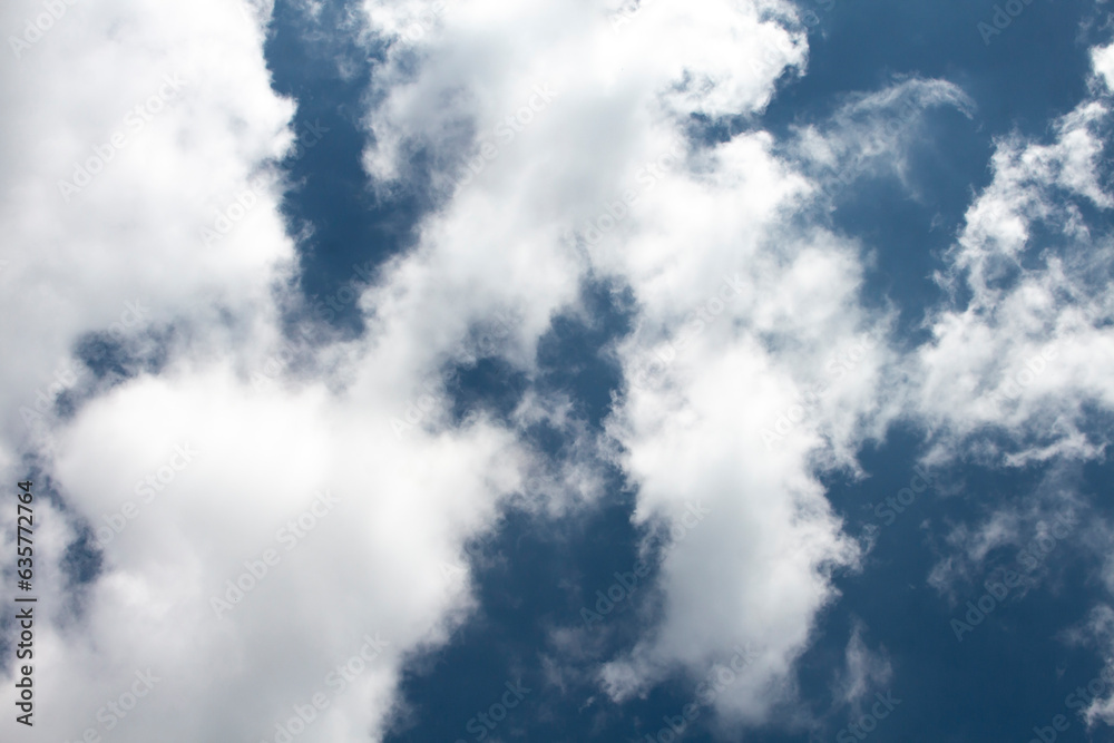 Obraz premium Photo of clear sky with white clouds, natural background
