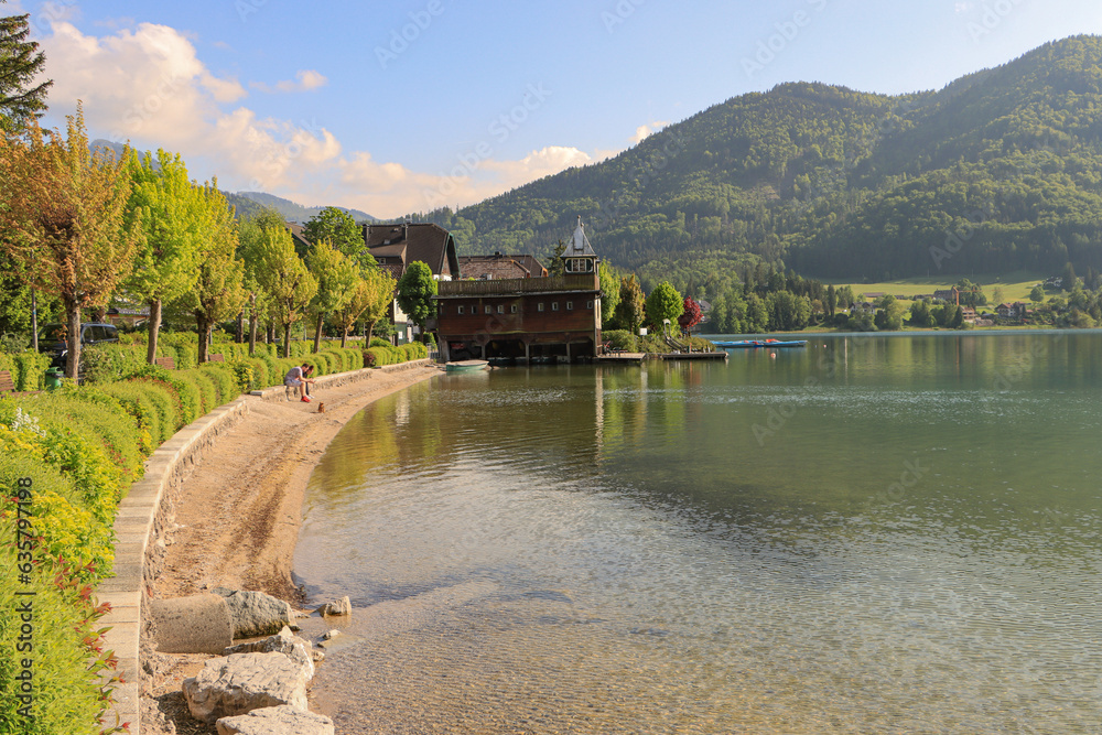 Fototapeta premium Frühling am Fuschlee im Salzkammergut; Uferpromenade in Fuschl