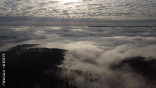 Atemberaubende Wolkendecke über einem Tal