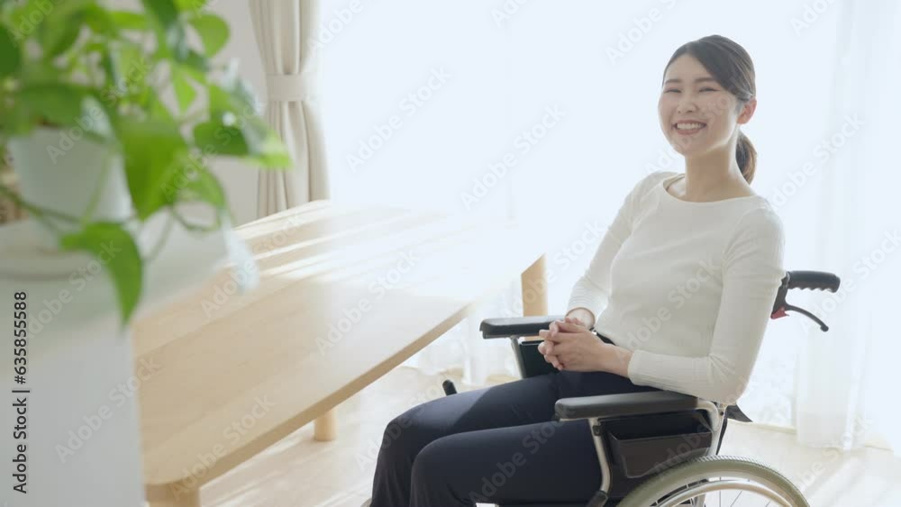 車椅子に乗った女性 車椅子に乗った女性