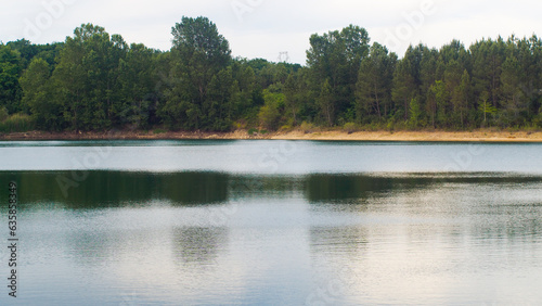 Lac de carri  re  avec de l  gers embruns sur la surface de l eau