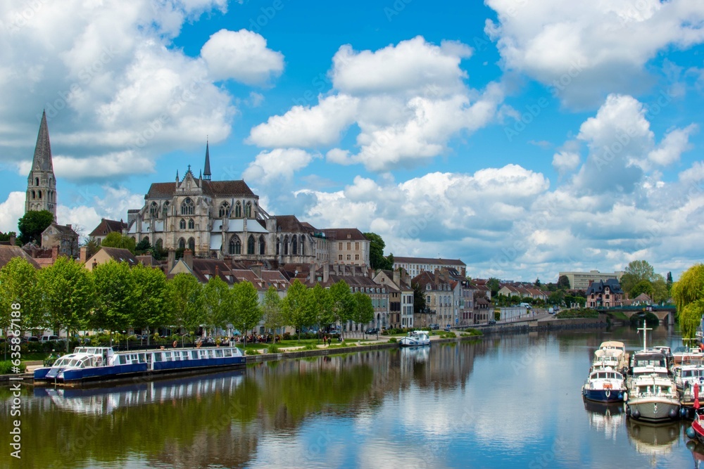 Fototapeta premium Photo de la ville d'Auxerre depuis les quais