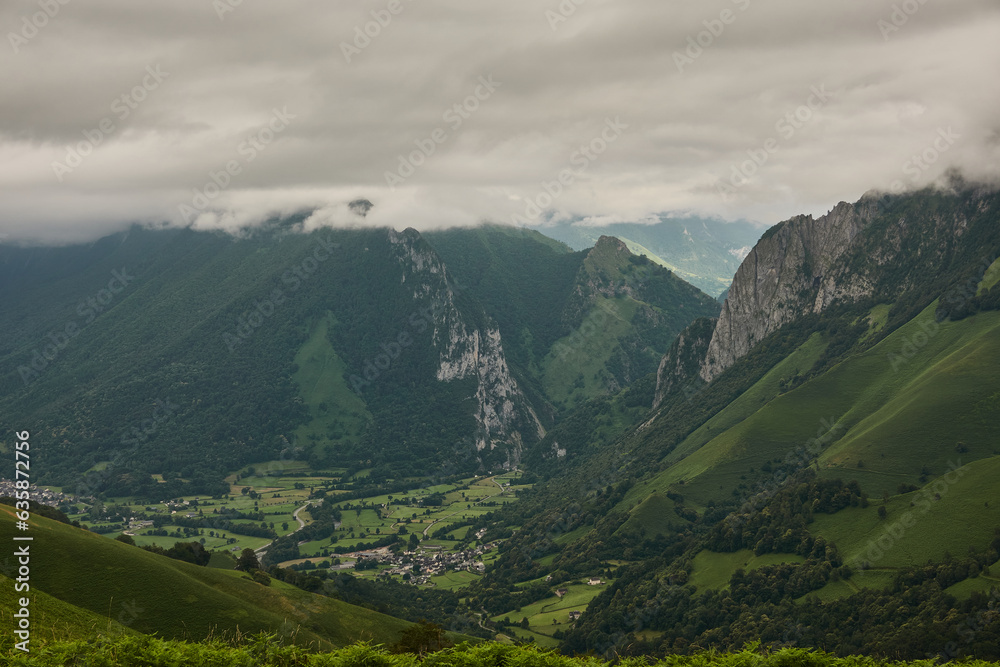 Fototapeta premium The Hourataté pass is a mountain pass in the Pyrénées-Atlantiques that connects the Aspe Valley, in historic Béarn, with Lourdios-Ichère