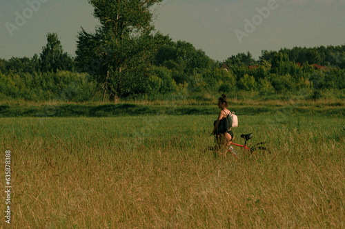 person running in the field © Fokinn