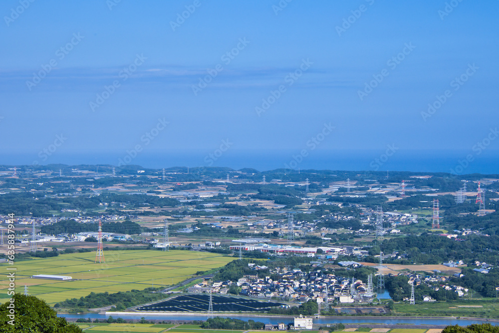 愛知県田原市蔵王山の展望台から眺める街並みと青い海と空