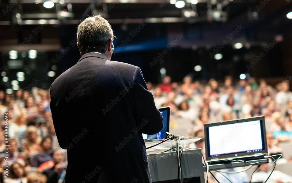 Foto de Speaker giving a talk on corporate business conference ...