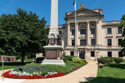 Fotografía The DeKalb county courthouse on a sunny summer morning