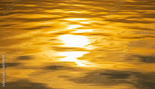 Obraz na płótnie Blik słońca na wodzie - golden hour w salonie