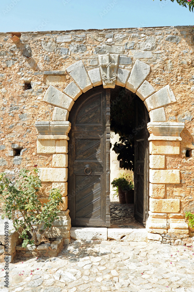 Fototapeta premium Porte principale du monastère de Vossakos près de Pérama en Crète