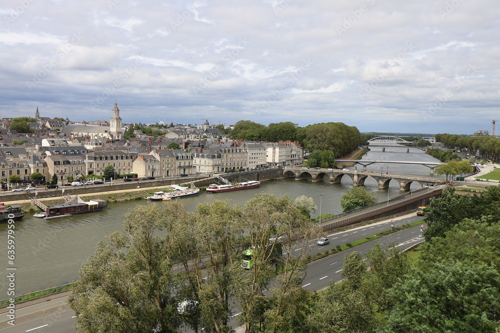 Fototapeta premium La rivière la Maine, ville de Angers, département du Maine et Loire, France