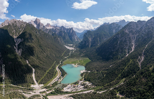 Die Dolomiten in Südtirol bieten eindrucksvolle Berg und Seenlandschaften mitten in Europa photo
