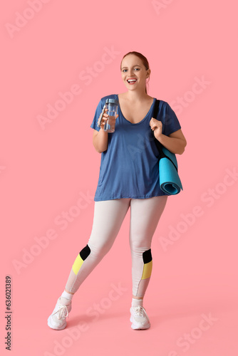 Portrait of sporty young wo...