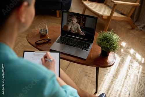 Obraz na płótnie Woman psychologist consulting soldier online holding virtual therapy on laptop w salonie