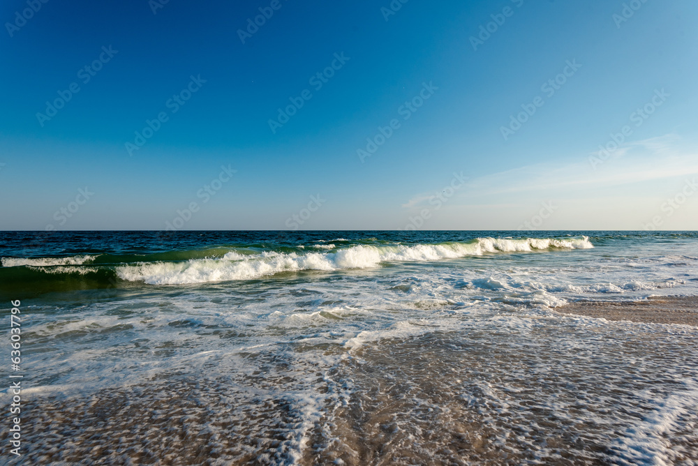 Obraz premium Listening to Ocean Waves