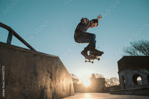 Skateboarder haciendo ollie photo