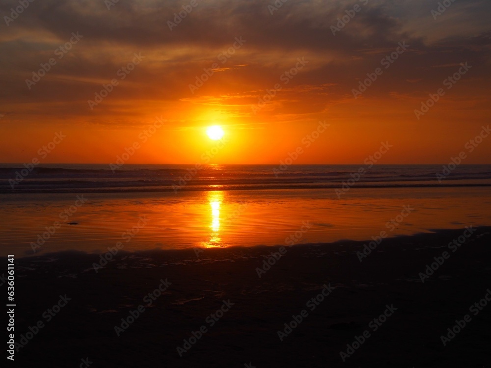 ATARDECER DE VERANO EN LA PLAYA, CUANDO SE OCULTA EL SOL. PLAYA BUJAMA- LIMA-PERÚ ATARDECER DE VERANO EN LA PLAYA, CUANDO SE OCULTA EL SOL. PLAYA BUJAMA- LIMA-PERÚ