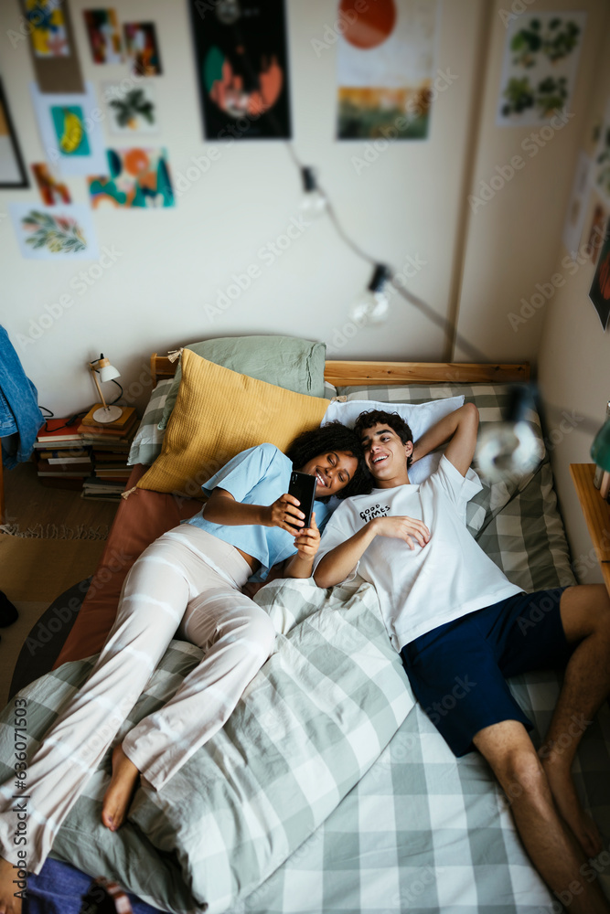 © BONNINSTUDIO/Stocksy - Smiling friends taking selfie on smartphone © BONNINSTUDIO/Stocksy - Smiling friends taking selfie on smartphone