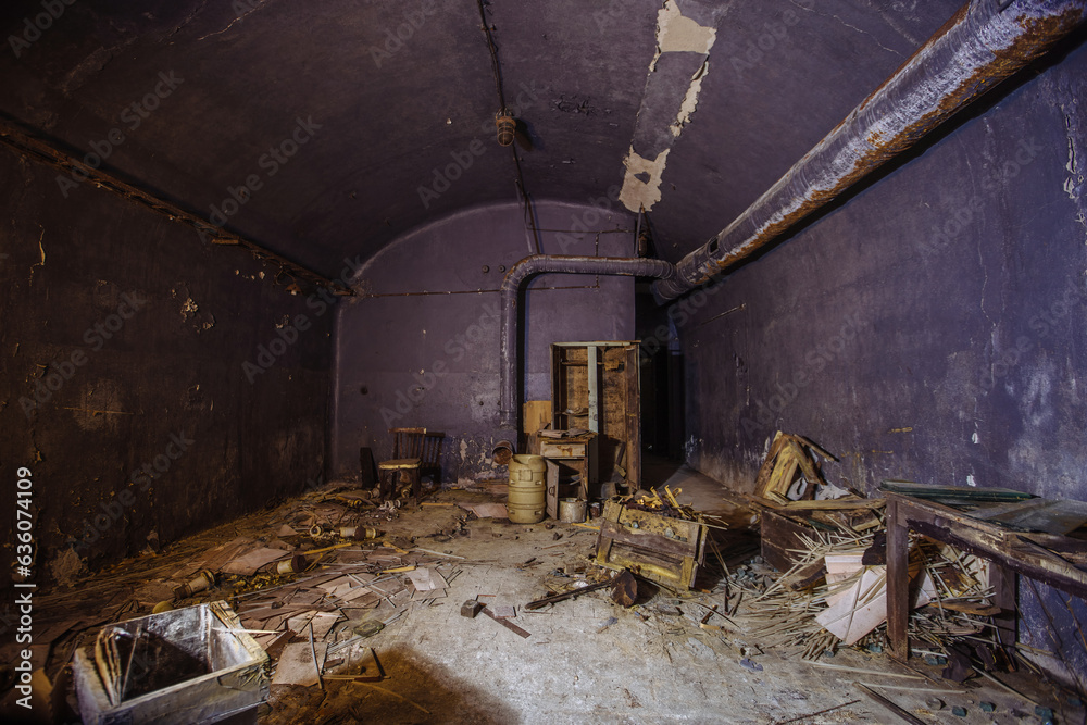 Fototapeta premium Empty abandoned underground hall in bunker