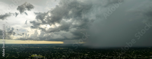 Foto Landscape of dark ominous clouds forming on stormy sky during heavy thunderstorm