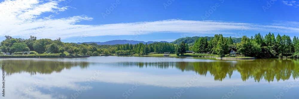 青空バックに見る新緑に囲まれた舞台のある公園のパノラマ情景