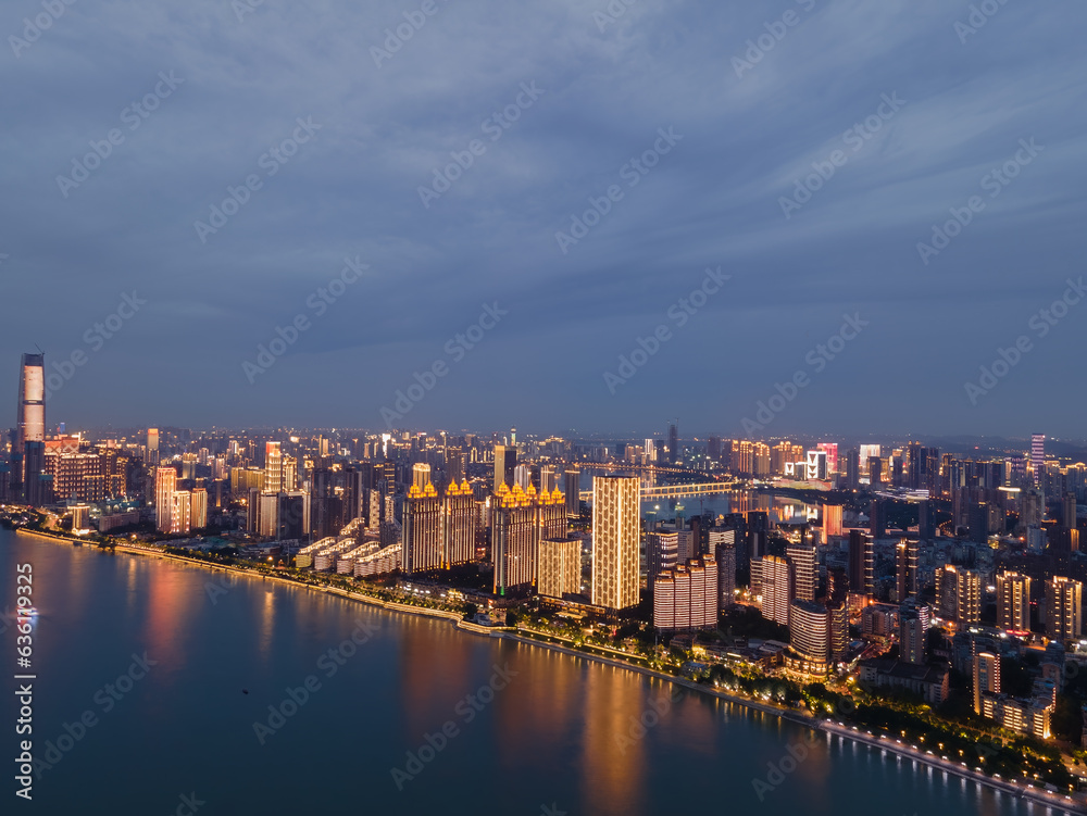 Obraz premium Wuhan Yangtze River and Han River on the four banks of the city landmark skyline scenery