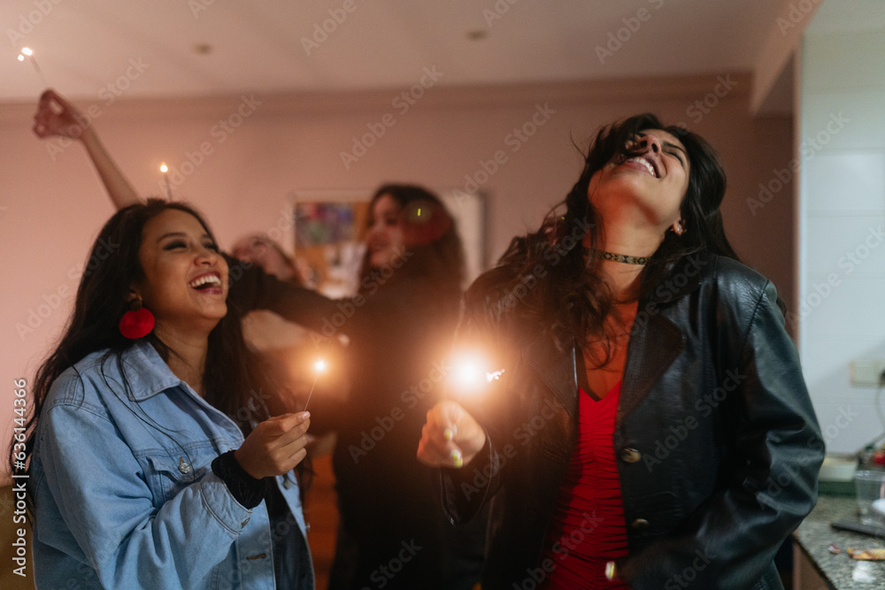 © Mal de Ojo Studio/Stocksy - Sparkler Fun with Friends © Mal de Ojo Studio/Stocksy - Sparkler Fun with Friends