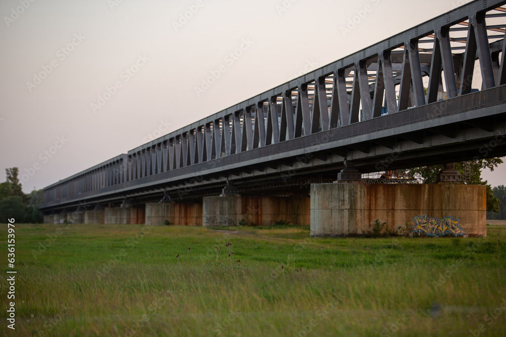 Sonnenuntergang an der Eisenbahnbrücke über die Elbe bei Wittenberge