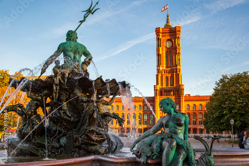 Rotes Rathaus Berlin bei Sonnenuntergang mit Neptunbrunnen