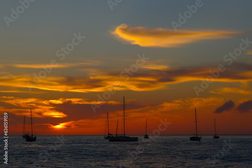 Obraz na płótnie Bright orange sunset with sailboat silhouettes taken from Front Street, Lahaina, Maui, Hawaii w salonie