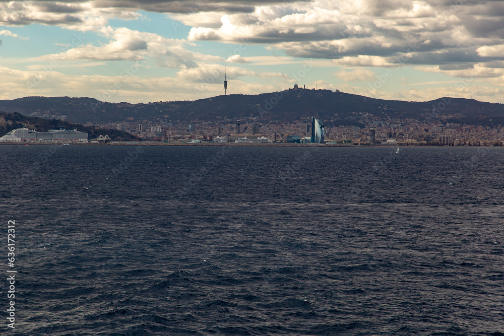 Blick auf Barcelona vom Meer aus Blick auf Barcelona vom Meer aus