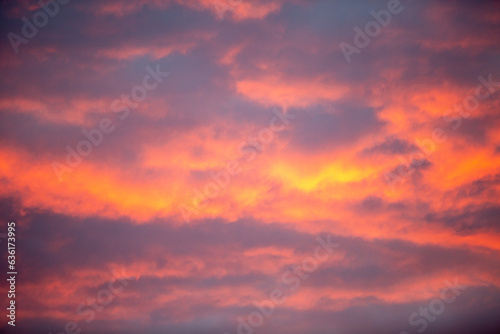 Sonnenuntergang mit roten Wolken © Dominik Rueß