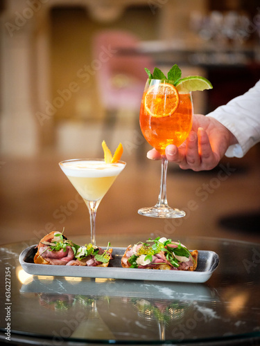 Φωτογραφία Crop guest taking aperitif cocktail