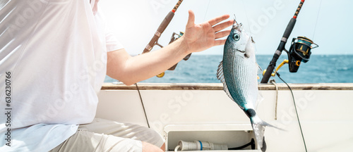 Angler hat einen großen Fisch gefangen