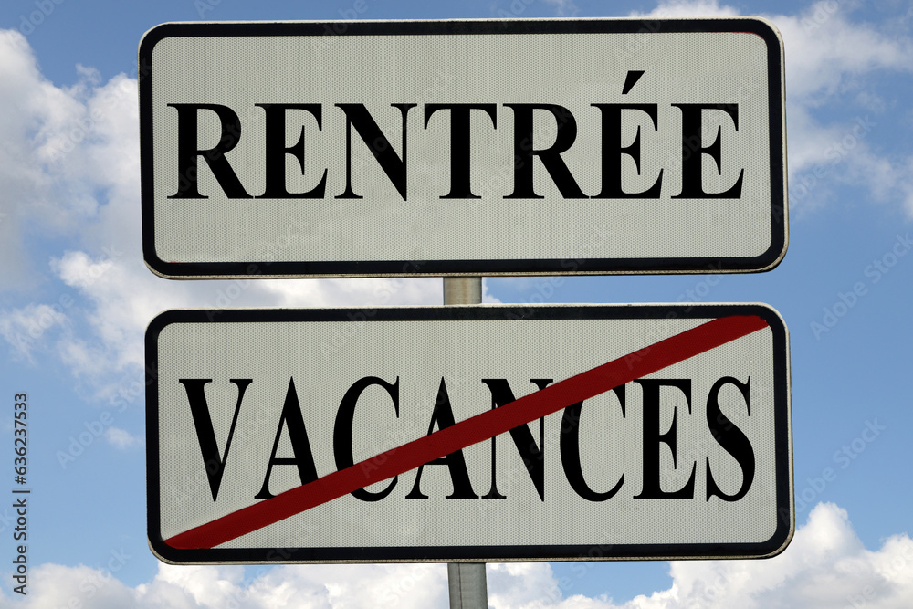 panneaux-avec-le-mot-vacances-barr-et-le-mot-rentr-e-sur-fond-de-ciel
