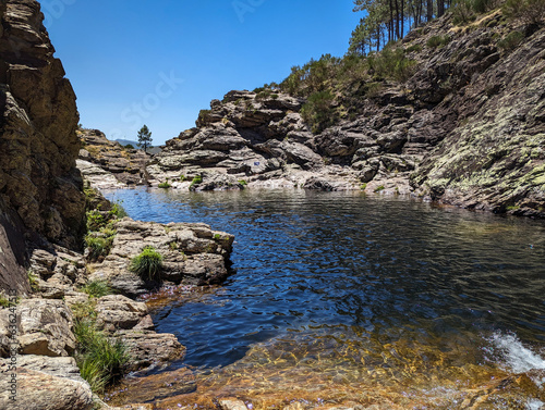 Percurso de água ao longo da montanha descendo pelas rochas abaixo nas Fisgas de Ermelo na Serra do Alvão, Portugal  © LuIvDa