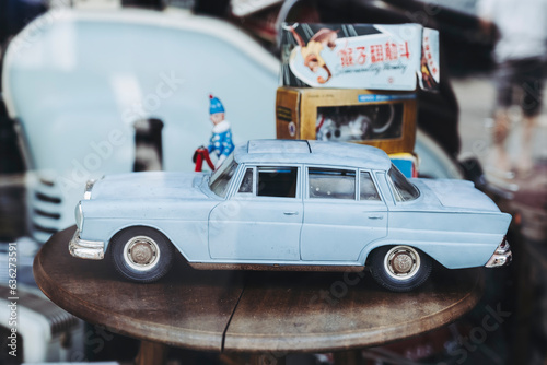 Figurine miniature d'une voiture bleue vintage de collection