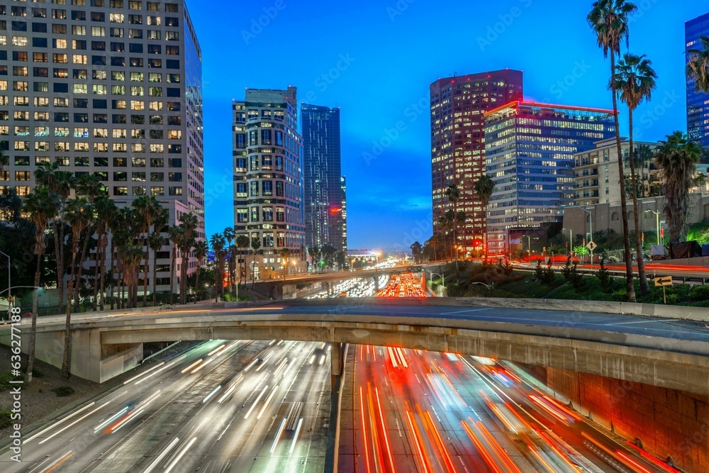 Fototapeta premium City Lights Aglow: 4K Image of Evening Traffic Flow on Road in Downtown Los Angeles