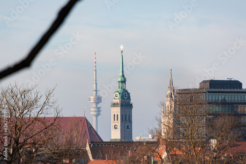 Altstadt von München mit Kirche Sankt Peter und Olympiaturm
